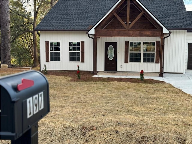 view of front of house featuring a front yard