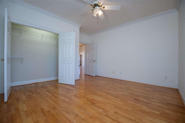 unfurnished bedroom featuring ornamental molding, light wood-style flooring, baseboards, a closet, and a ceiling fan