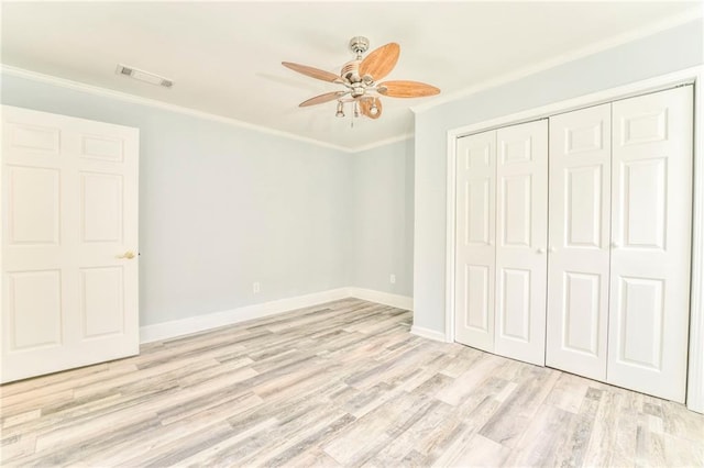 unfurnished bedroom with ceiling fan, ornamental molding, light hardwood / wood-style floors, and a closet