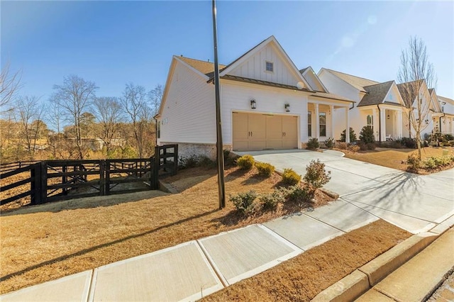 view of front of property featuring a front lawn