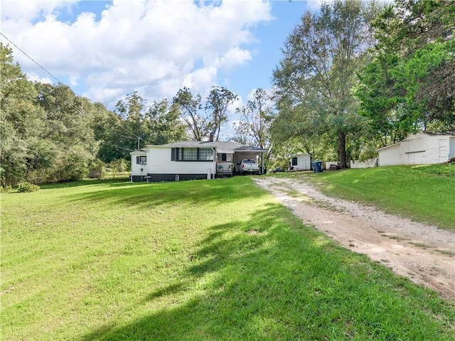 view of front of home featuring driveway and a front yard