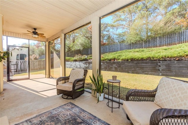 sunroom with ceiling fan