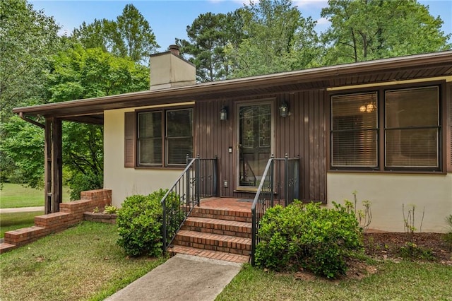 view of front of property featuring a front yard