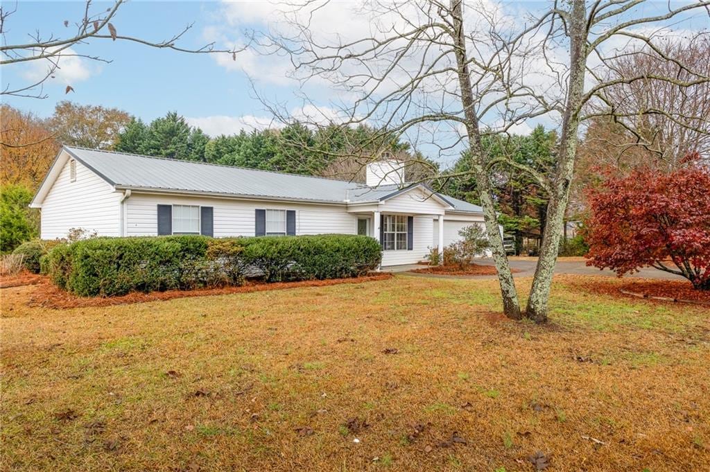 ranch-style home featuring a front yard