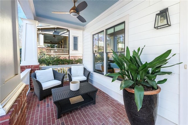 sunroom with ceiling fan