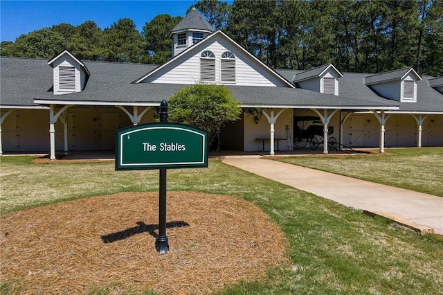 view of front of house featuring a front yard