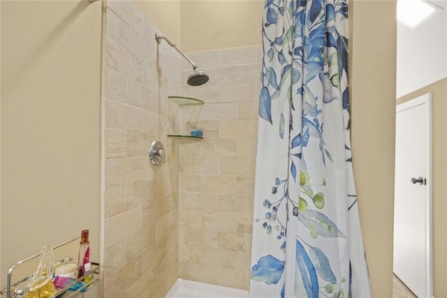 bathroom featuring tiled shower