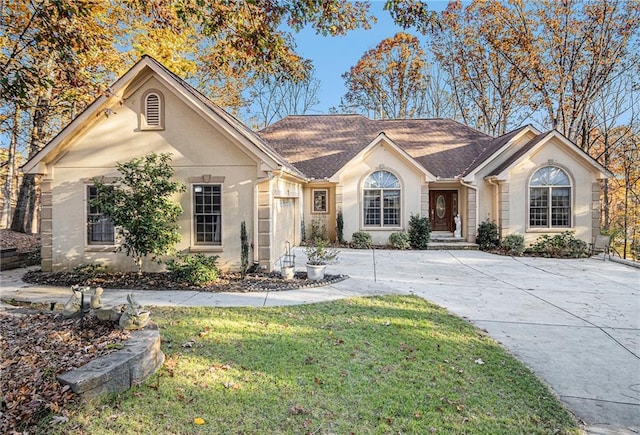 ranch-style home featuring a front lawn