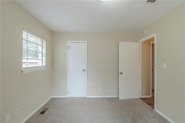 unfurnished room featuring carpet floors