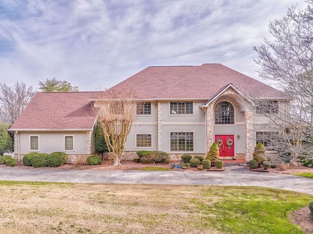 view of front of home featuring a front lawn