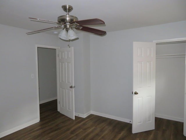 unfurnished bedroom with dark wood-type flooring, a closet, and ceiling fan