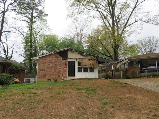 back of house featuring a lawn