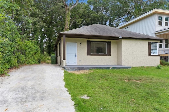 bungalow featuring a front yard