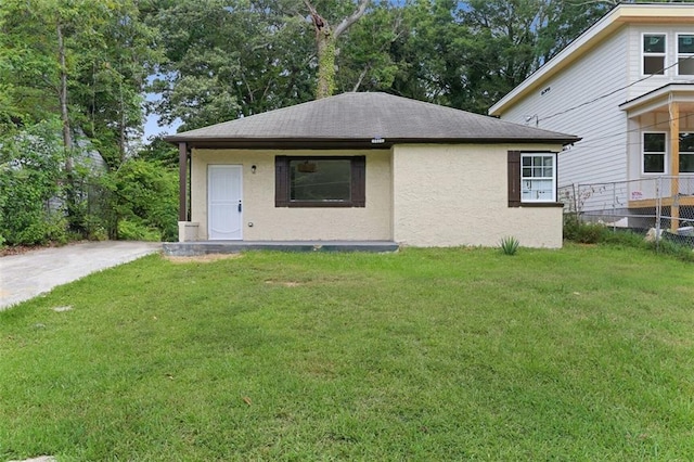 view of front of house featuring a front lawn