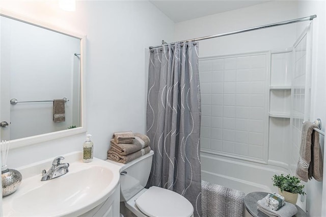 full bathroom featuring shower / tub combo with curtain, vanity, and toilet