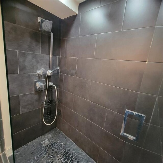 bathroom featuring tiled shower