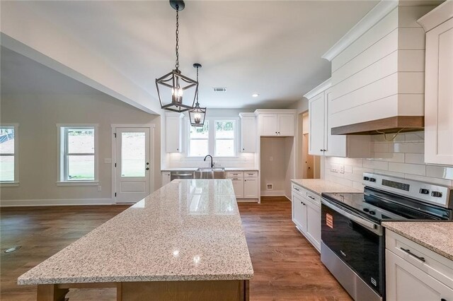 96 Lexie Ct, Rockmart, GA 30153 - kitchen with appliances with stainless steel finishes, a kitchen island, tasteful backsplash, a chandelier, and white cabinets