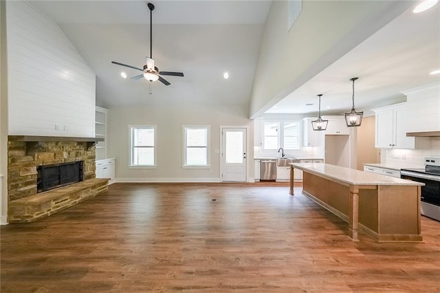 96 Lexie Ct, Rockmart, GA 30153 - kitchen with appliances with stainless steel finishes, a ceiling fan, open floor plan, dark wood finished floors, and white cabinetry