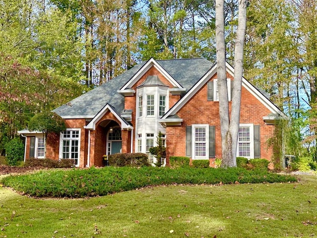 view of front facade featuring a front yard