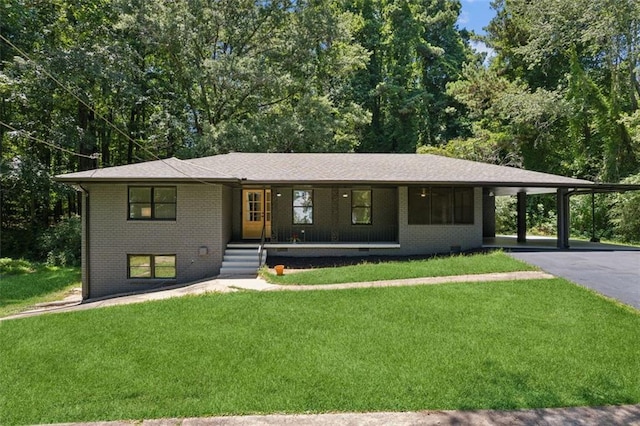 view of front of house featuring a front yard, a porch, and a carport