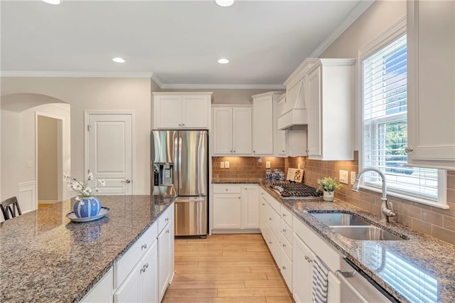 2920 Farmstead Way, Suwanee, GA 30024 - kitchen featuring stainless steel appliances, a sink, arched walkways, white cabinetry, and ornamental molding