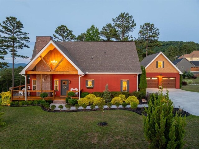 view of front facade featuring a front yard and a garage