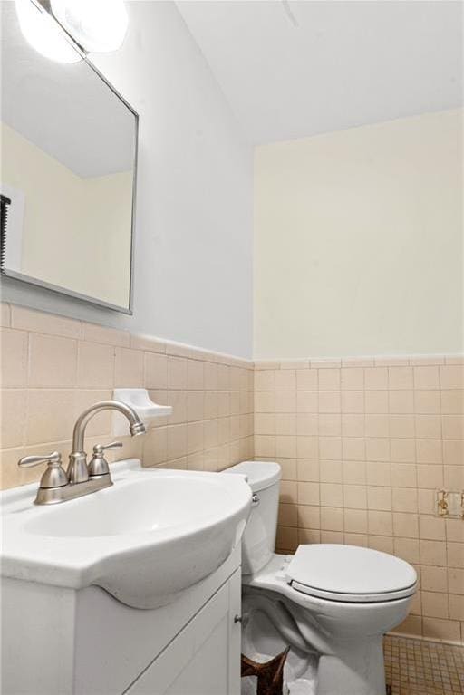 1729 Norden Rd, Riverdale, GA 30296 - bathroom featuring tile patterned floors, toilet, vanity, wainscoting, and tile walls