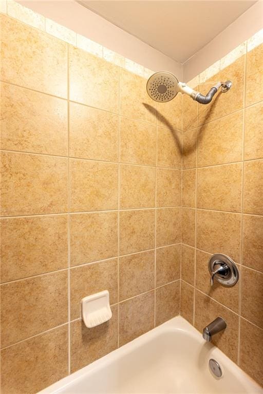 bathroom featuring tiled shower / bath combo