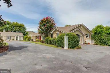 view of front of property featuring curved driveway