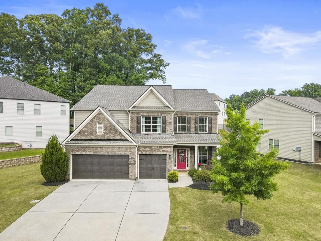 view of front facade featuring a front yard and a garage