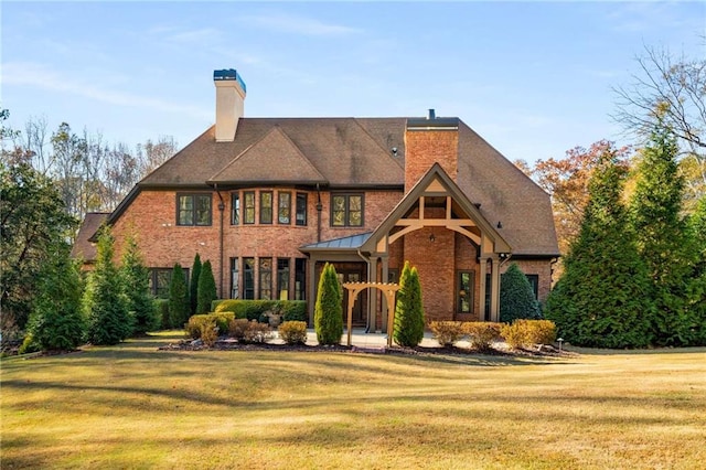 view of front of property with a front yard