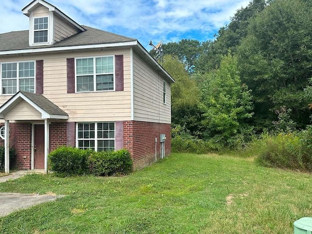 view of front of property featuring a front lawn