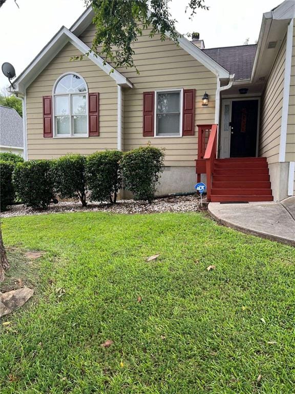 view of front facade featuring a front yard