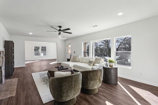 living area featuring dark wood-type flooring, recessed lighting, visible vents, and baseboards