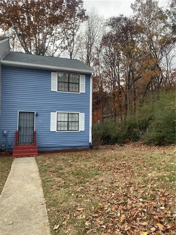 view of front property featuring a front lawn