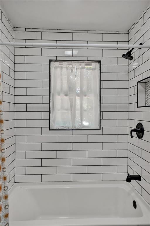 bathroom with tiled shower / bath combo