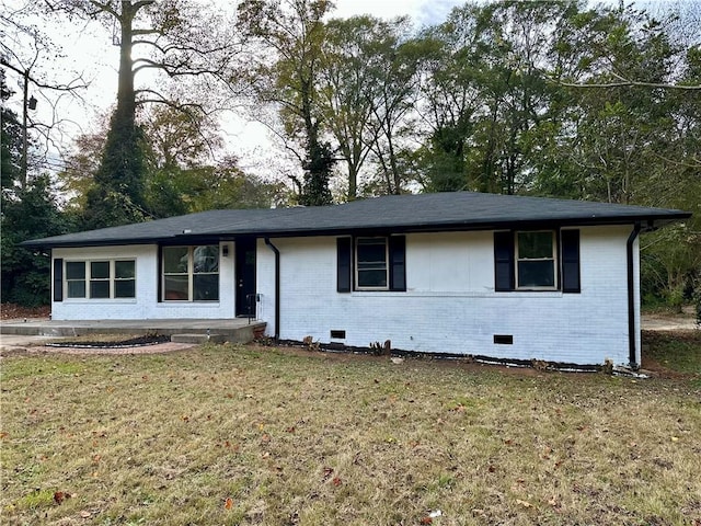 single story home featuring a front lawn