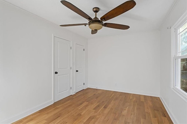 unfurnished room featuring light wood-style flooring, a ceiling fan, and baseboards