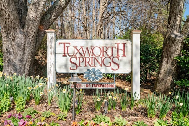 view of community / neighborhood sign