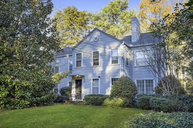 view of front of home featuring a front lawn