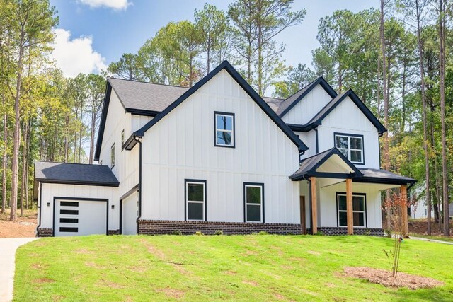 view of front of property featuring a front lawn