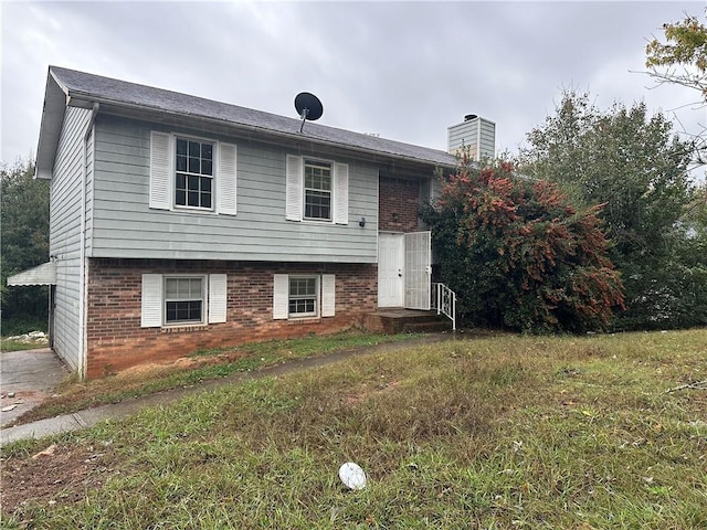 bi-level home featuring a front lawn