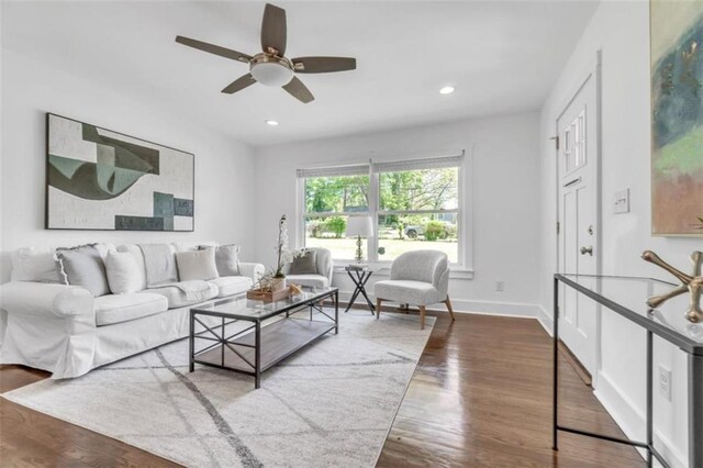 living area featuring wood finished floors, ceiling fan, baseboards, and recessed lighting