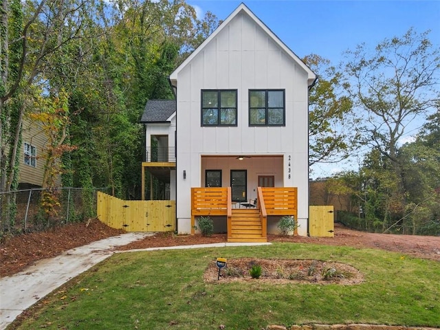 modern farmhouse featuring a front yard