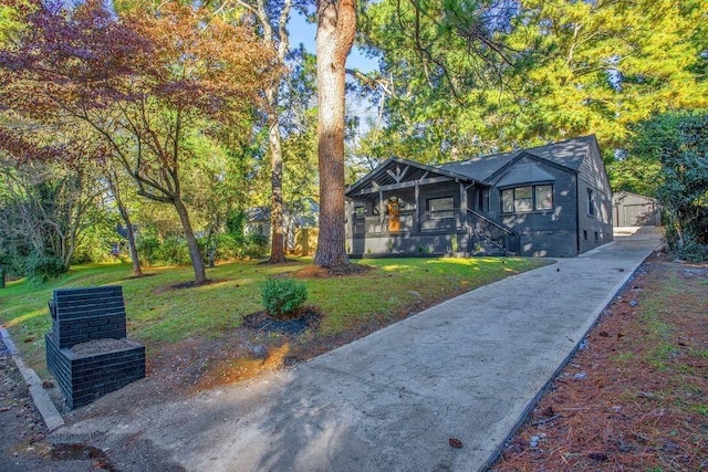 view of front of property featuring a front lawn