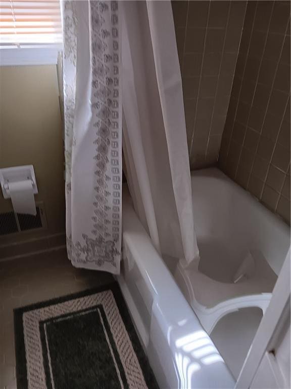 bathroom featuring shower / tub combo with curtain