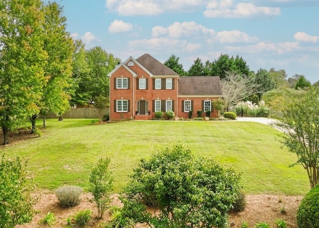 colonial home featuring a front lawn