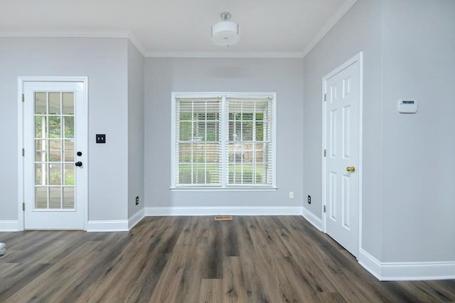 foyer entrance featuring crown molding and dark hardwood / wood-style flooring