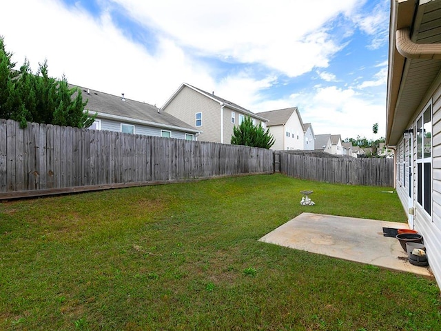 view of yard featuring a patio area