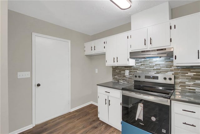558 Newlin Ct, Lawrenceville, GA 30046 - kitchen featuring under cabinet range hood, electric stove, backsplash, and dark countertops